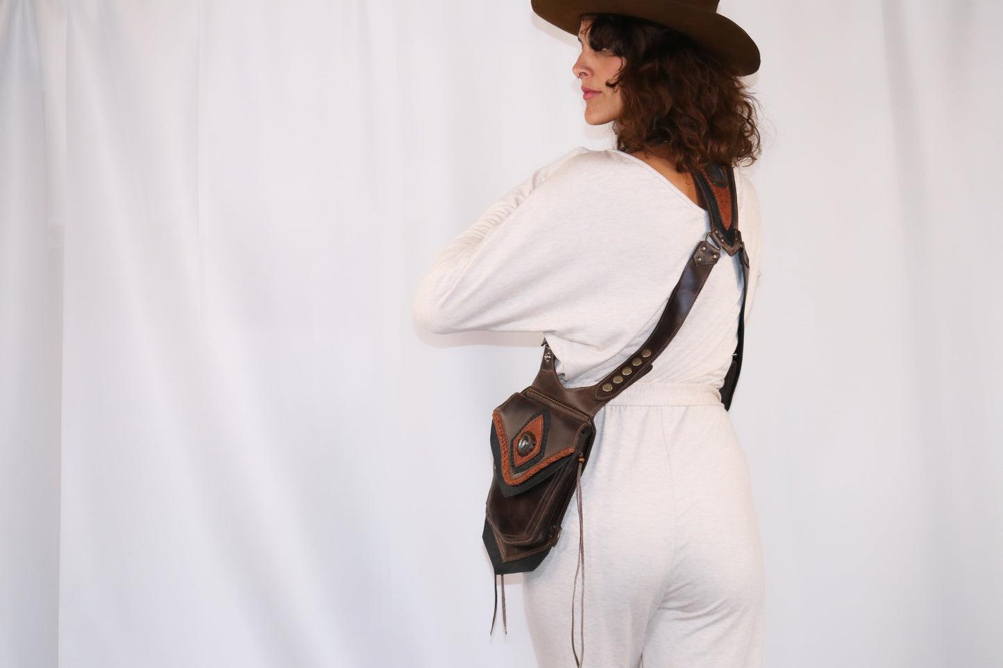 El Viajero Holster | Black Leather | Labradorite | With Fringe