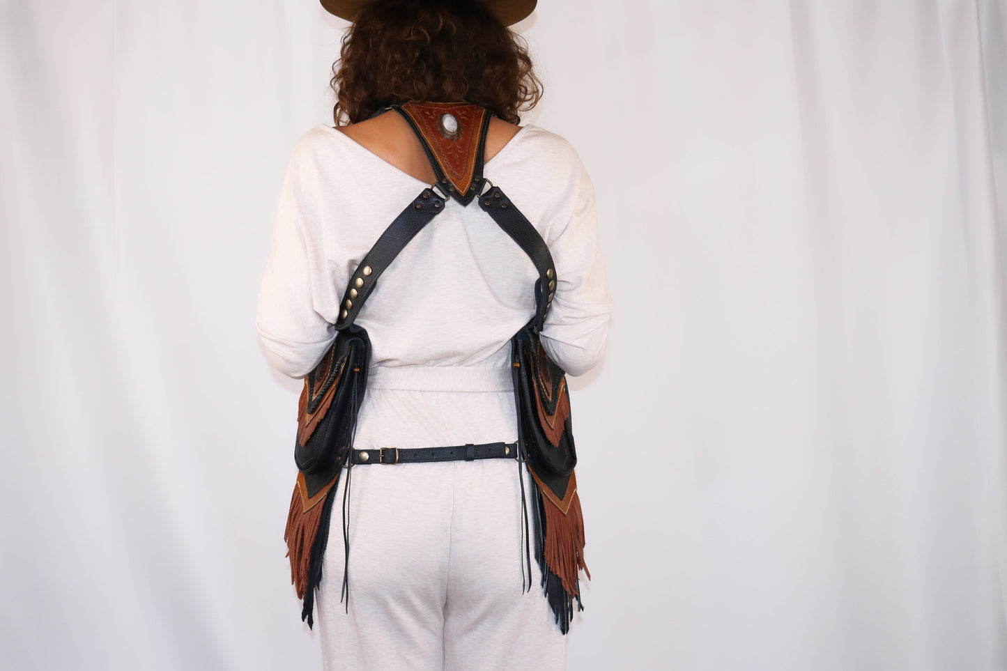 El Viajero Holster | White Leather | Labradorite | With Fringe