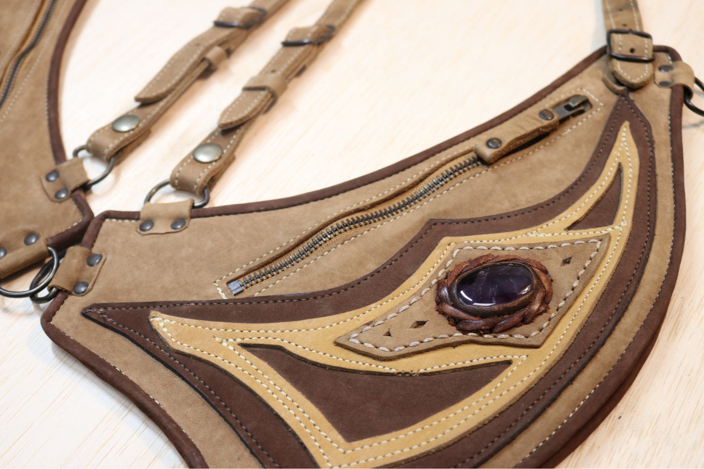 El Oriente Holster | Beige Suede Leather | Amethyst