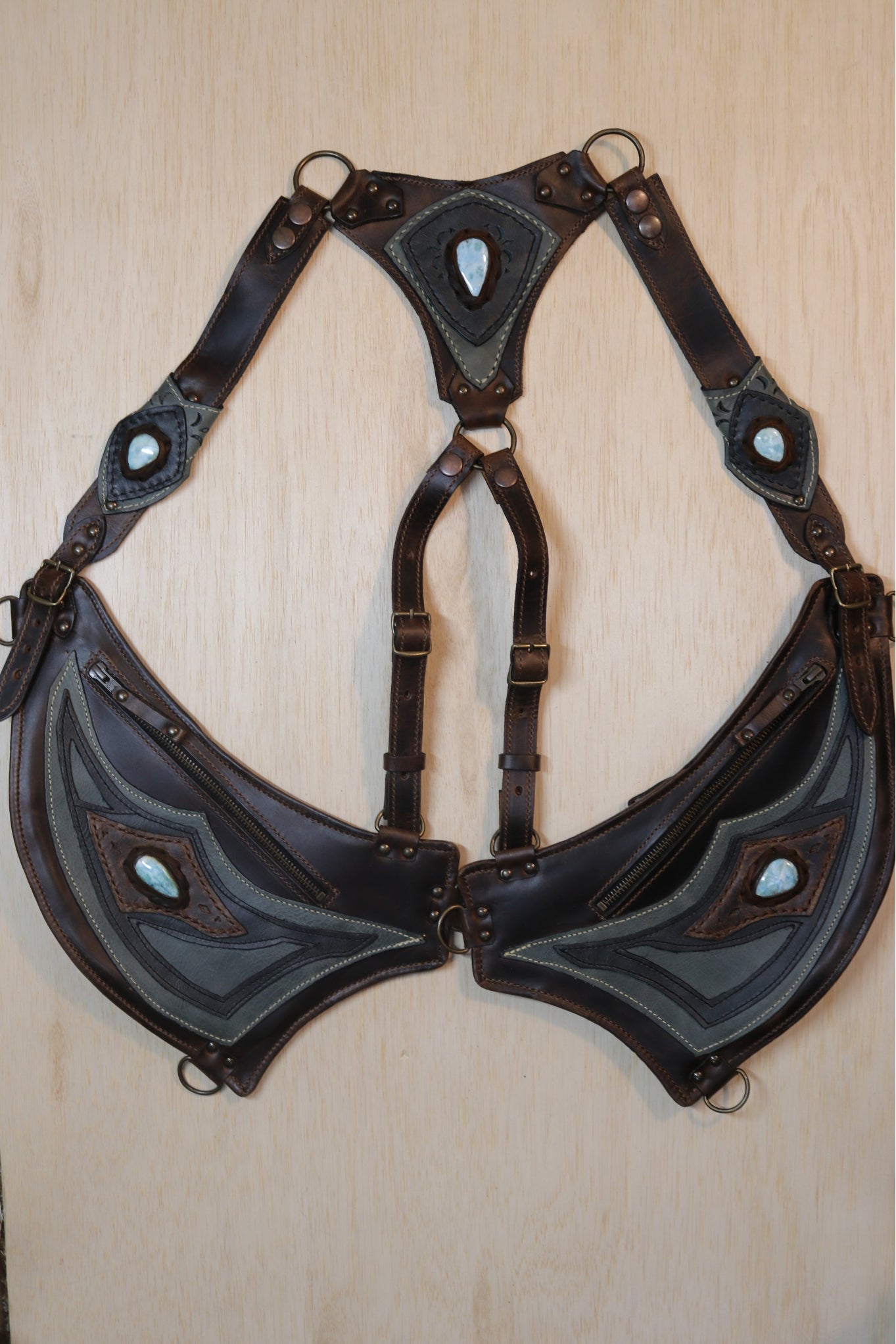 El Oriente Holster | Brown Leather | Larimar Stone