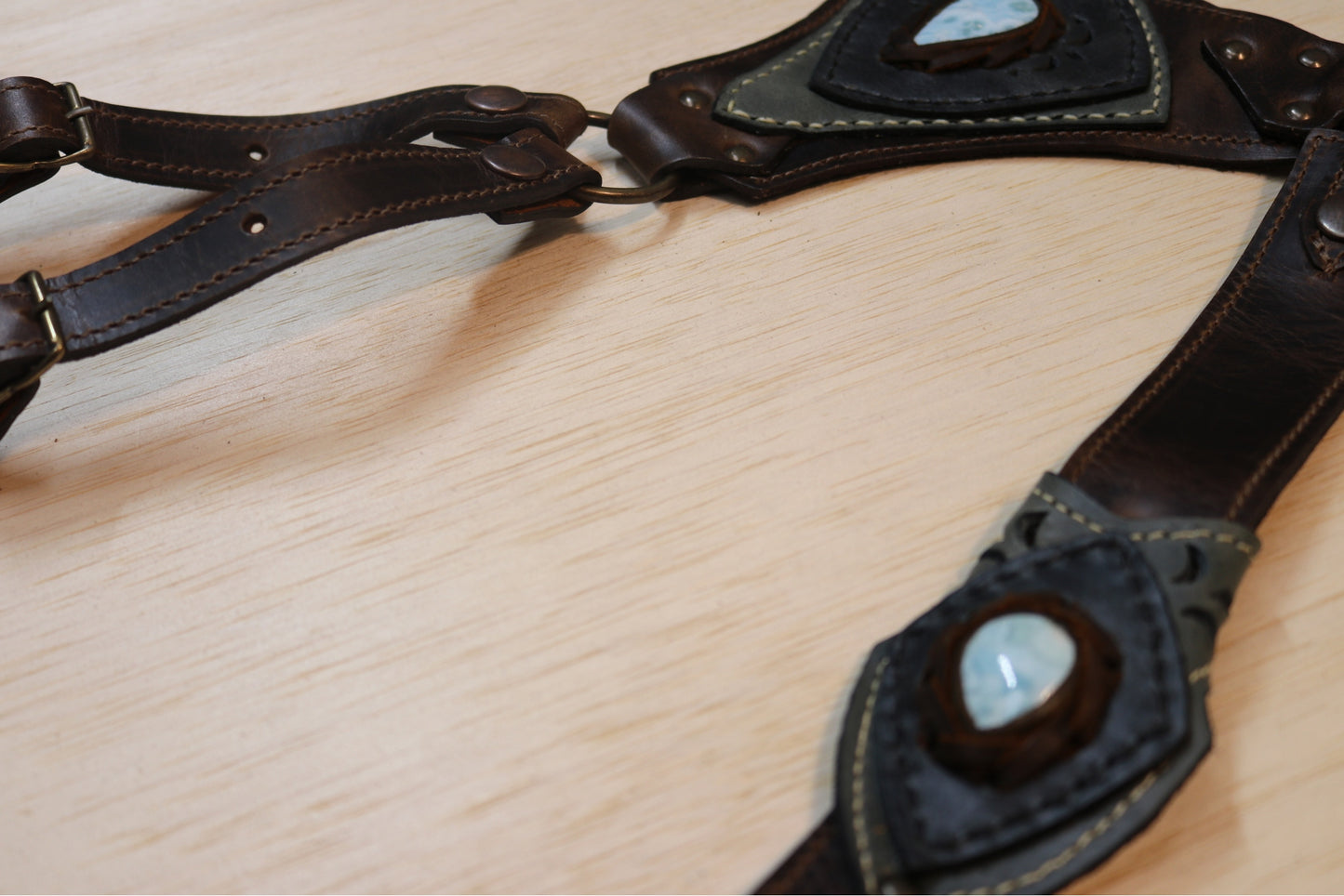 El Oriente Holster | Brown Leather | Larimar Stone
