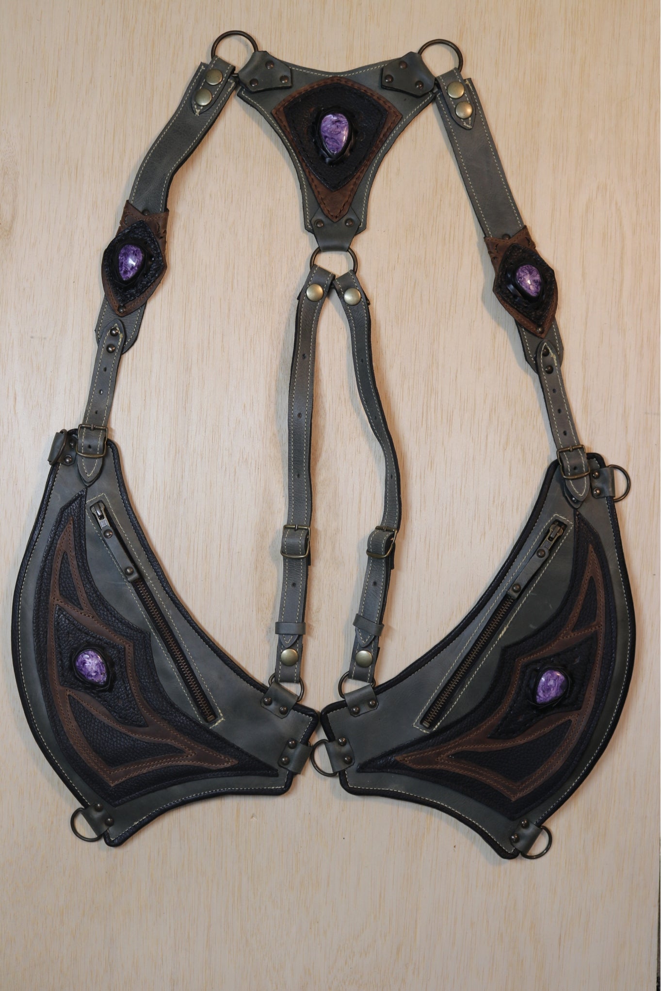 El Oriente Holster | Gray Leather | Charoite Stone