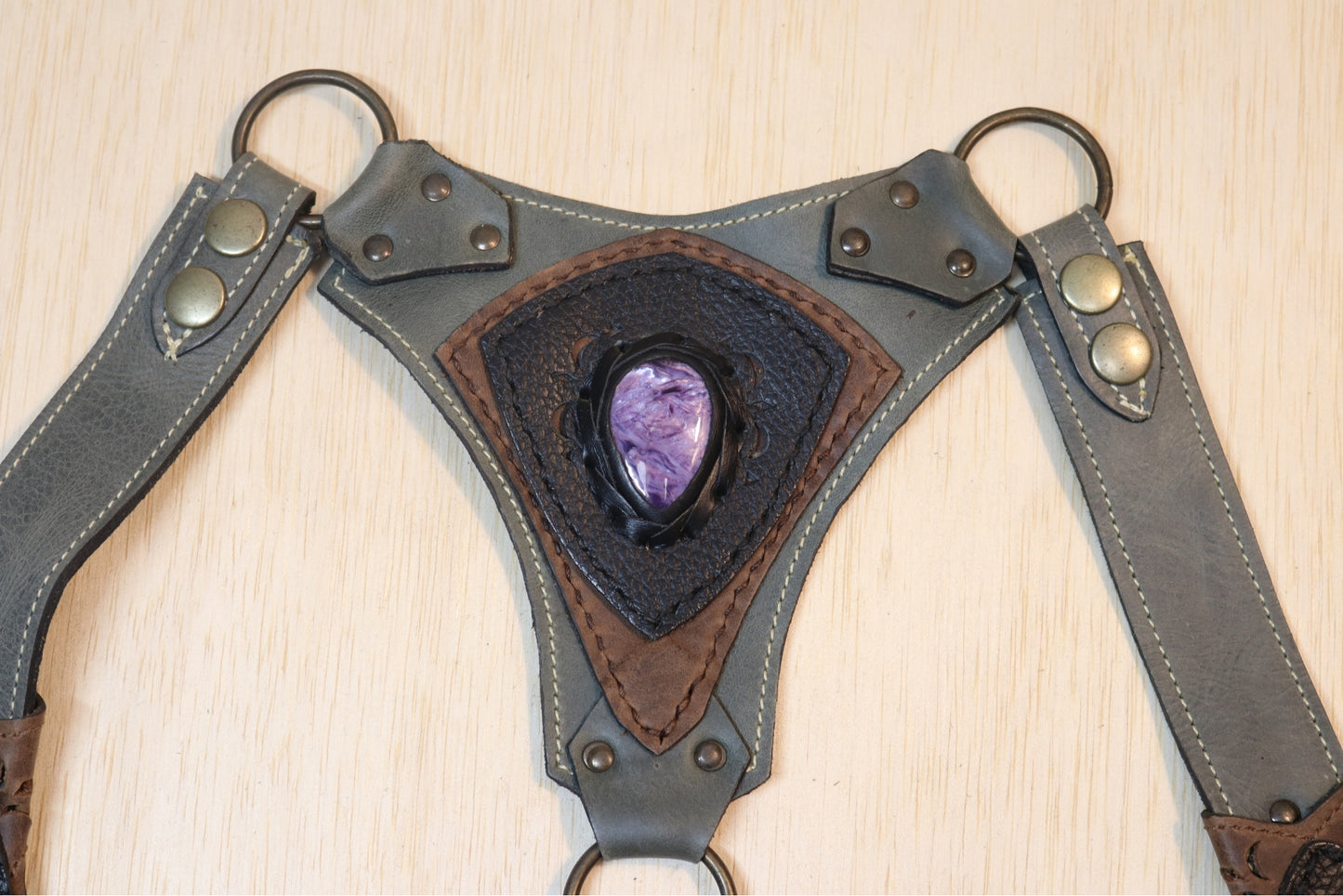 El Oriente Holster | Gray Leather | Charoite Stone