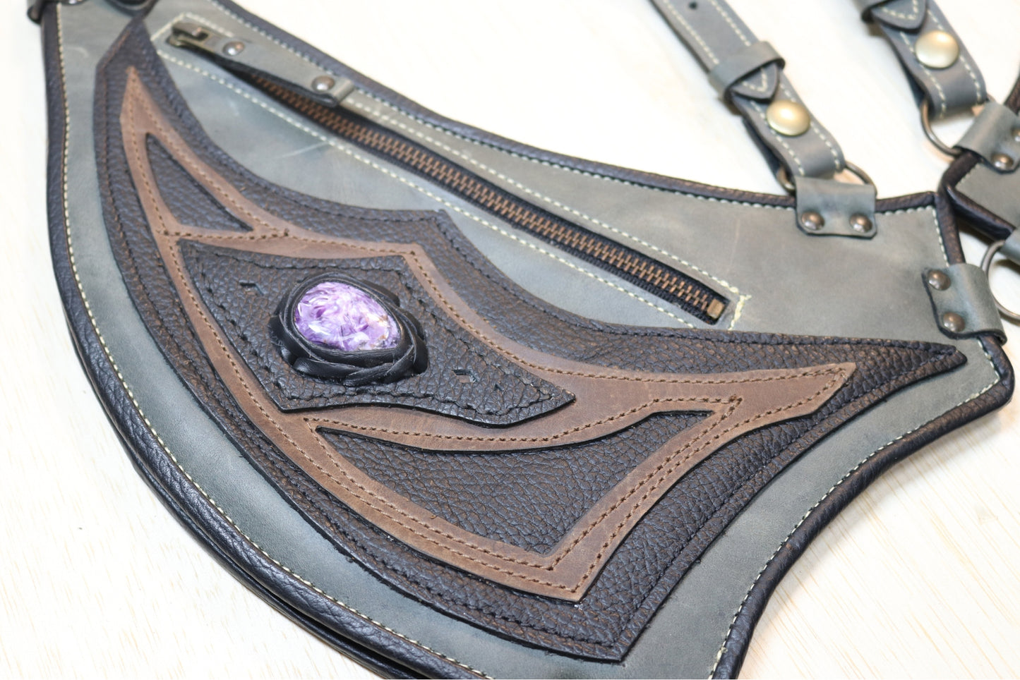 El Oriente Holster | Gray Leather | Charoite Stone