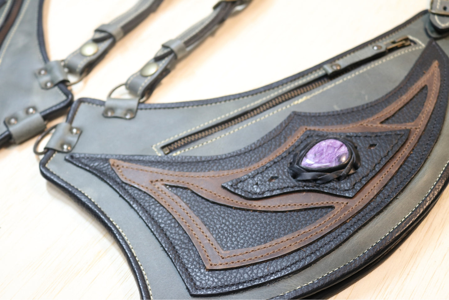 El Oriente Holster | Gray Leather | Charoite Stone