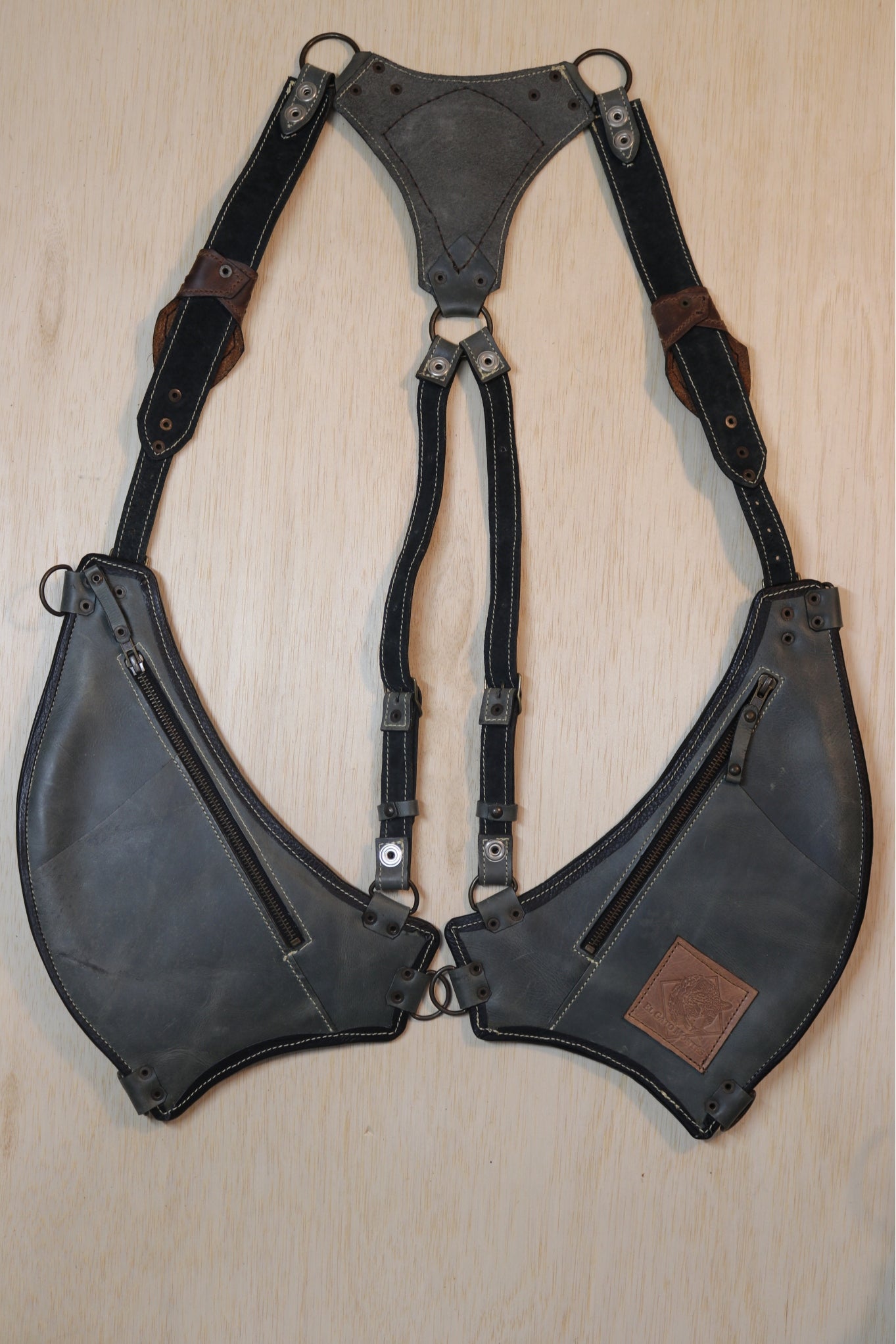 El Oriente Holster | Gray Leather | Charoite Stone